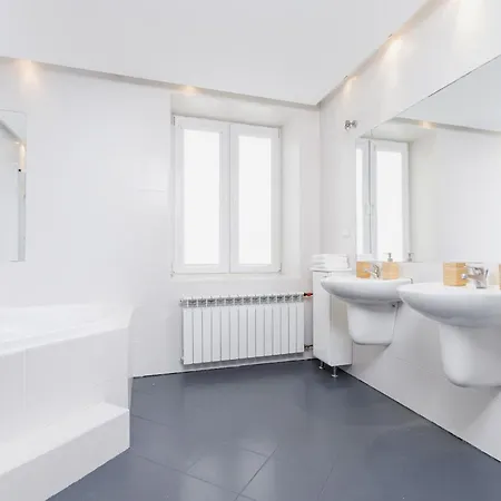 Silver Haze Apartment - 2Br For 10 - Kazimierz كراكوفيا